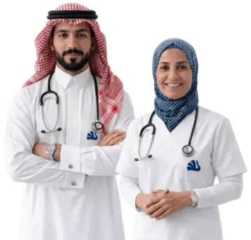 فريق طبي يضم طبيبًا وممرضة في زيارة منزلية